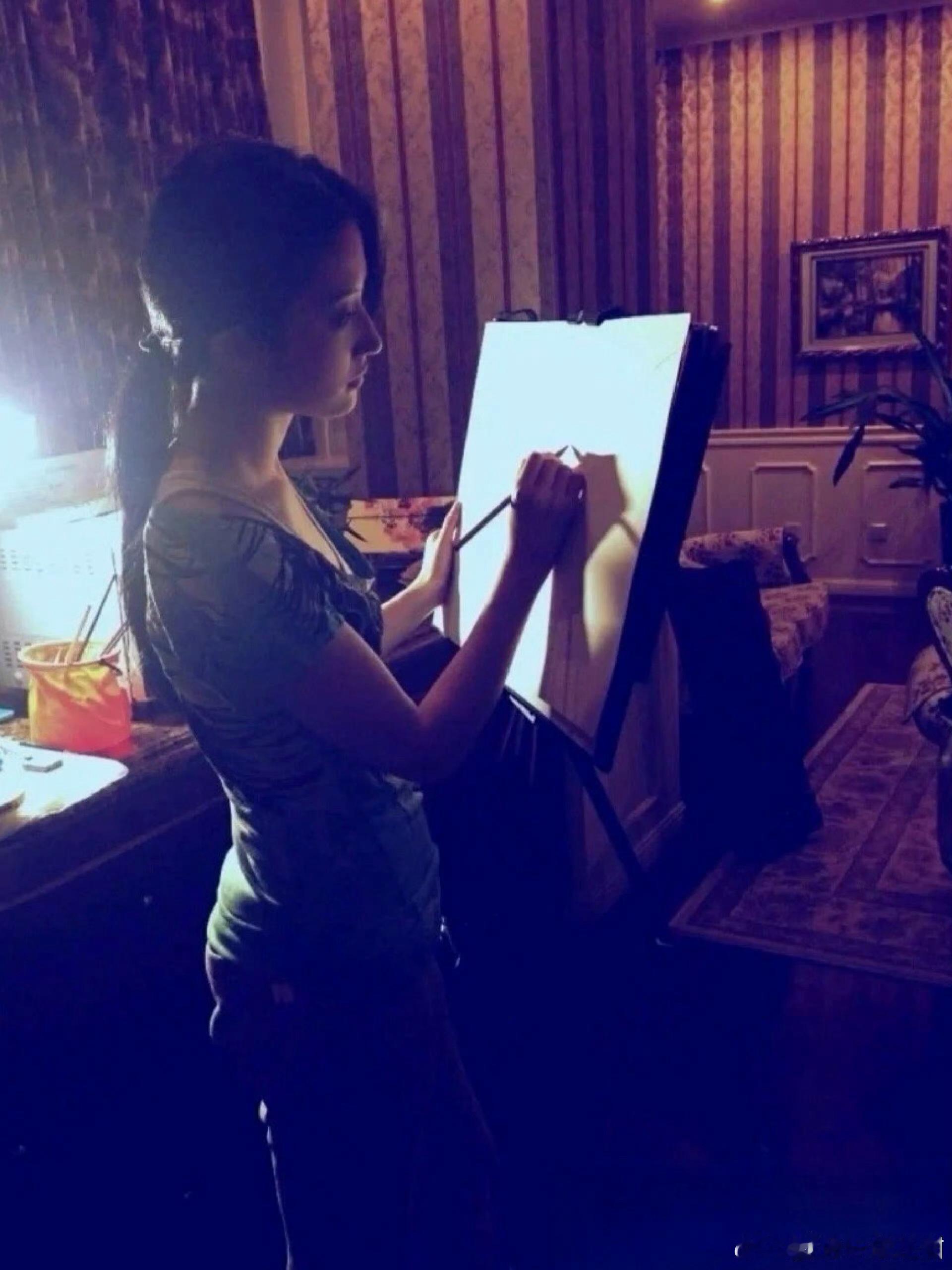 爱上画画的刘亦菲就像呼吸一样简单谁能不被刘亦菲画画折服，看她画的作品都很传神，神