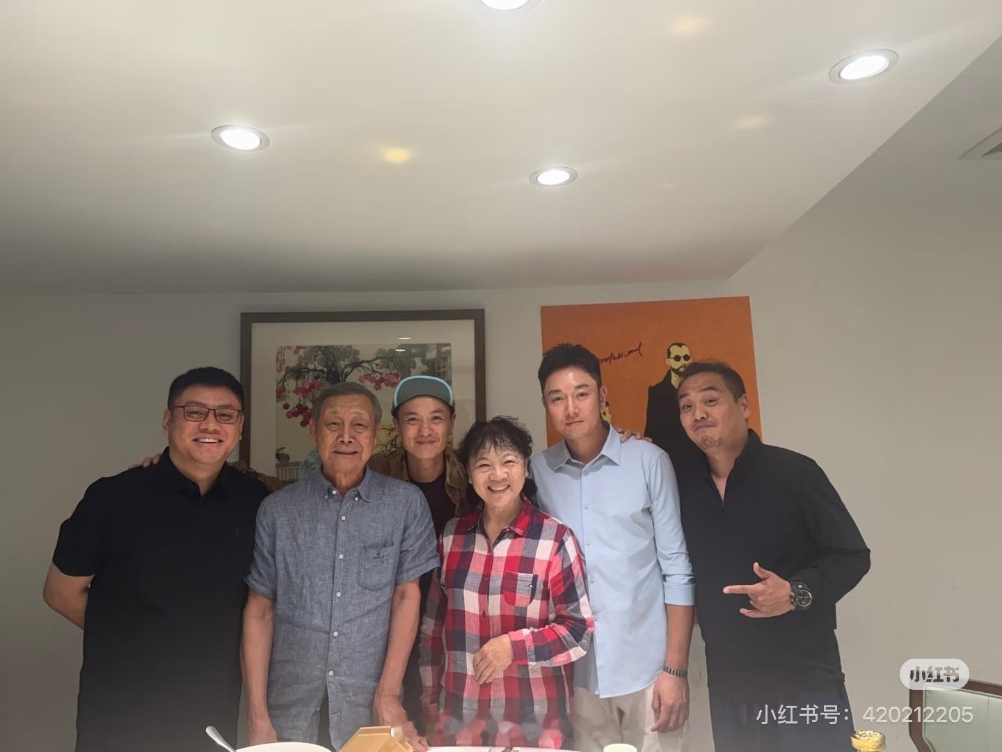 周一围  一场简单的相聚，一份久违的问候。比起言语，更珍贵的是始终放在心上的惦念