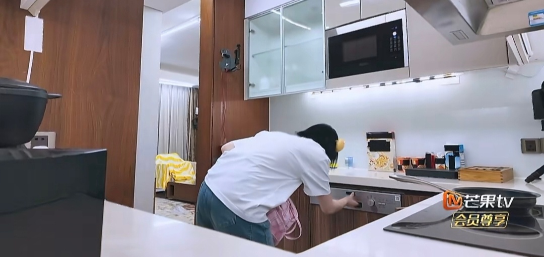 黄灿灿以为洗碗机是洗衣机她也太有意思了吧[哈哈][哈哈]找洗衣机怎么找到厨房去了