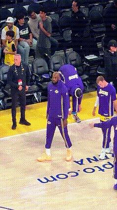 最近刷到詹姆斯主场赛前热身短片，笑到停不下。
三分线外接队友传球，一个变向突进，