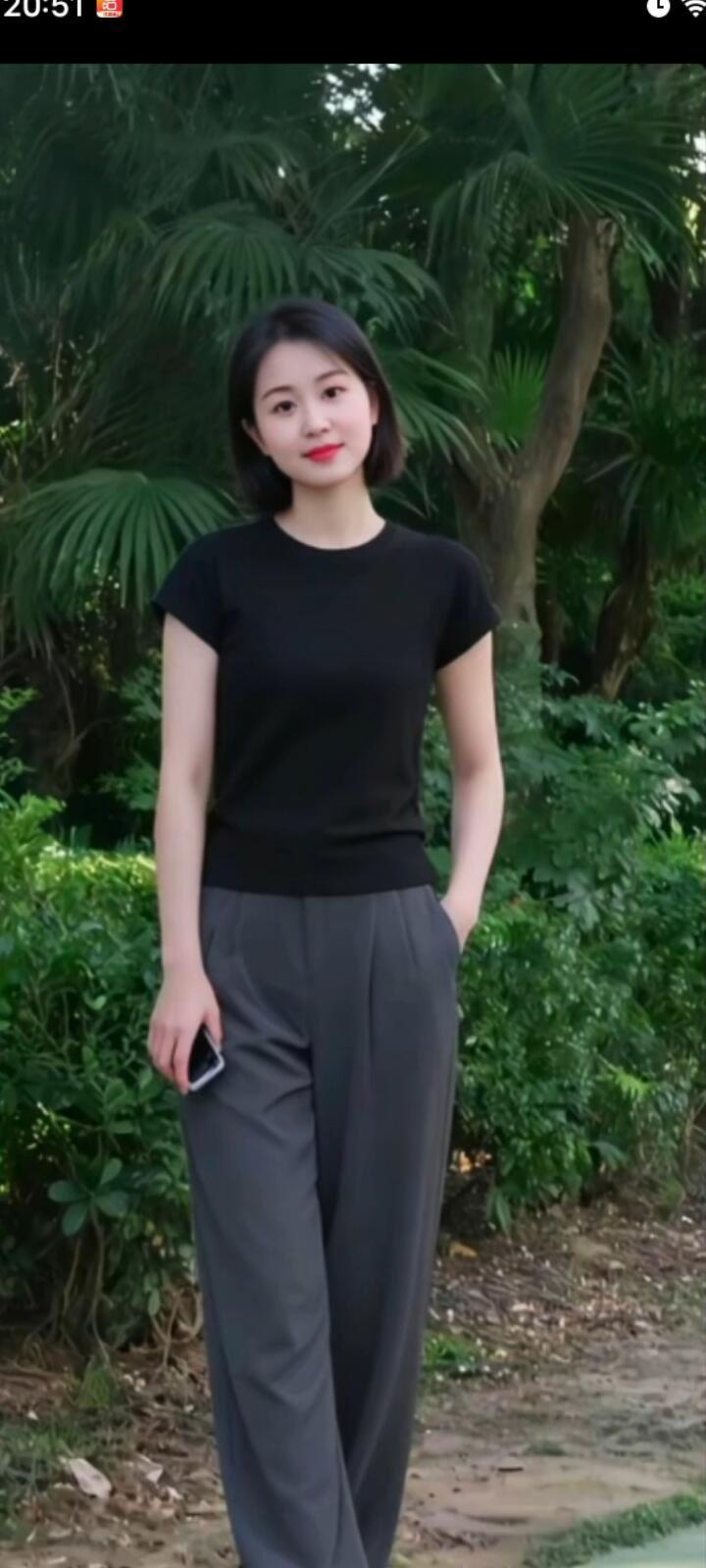 黑色T恤+灰色阔腿裤，轻松自在，享受自然时光。🌿💚