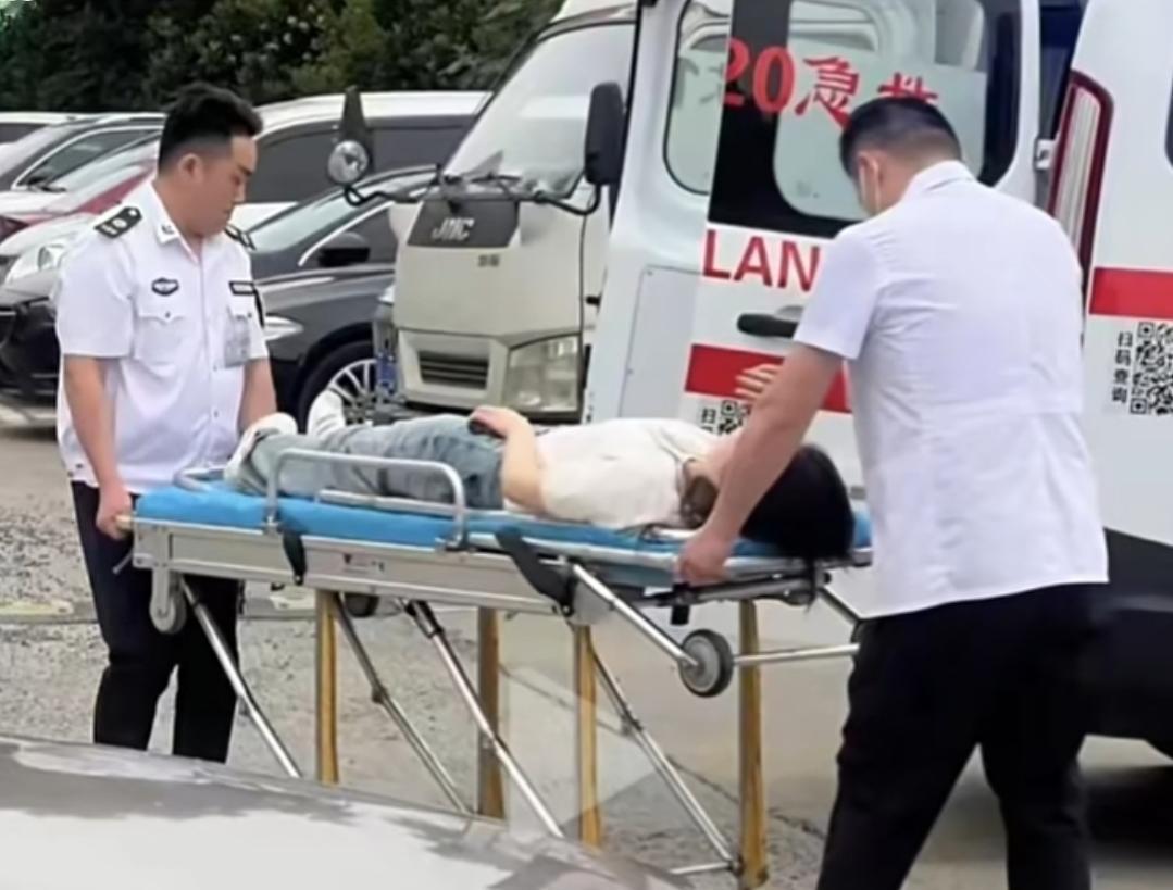 17岁少年路遇车祸挺身而出，一句请假彰显少年担当。“老师，我晚点到，救个人！”江