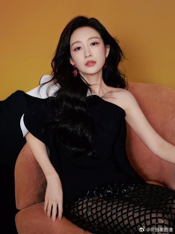 王鸥顶级魅魔 王鸥就是魅魔本魔！单侧露肩露出迷人肩部线条，天鹅颈修长挺拔，网纱的