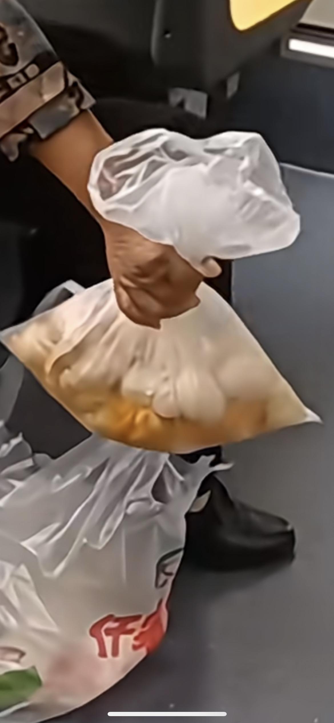 10月22日浙江，老太坐公交 ，鸡蛋意外损坏，老太认为是司机造成的 要求赔偿，无