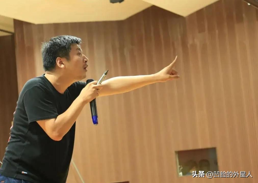 2007年，大学毕业的张雪峰成为北漂，在海淀六郎庄的狭小出租屋里落脚，月薪仅25