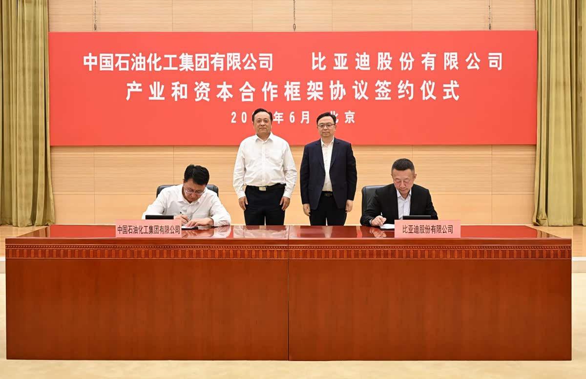 一个新能源车企和一个开加油站的合作上了，惊不惊喜？意不意外？

你没看错，今天，