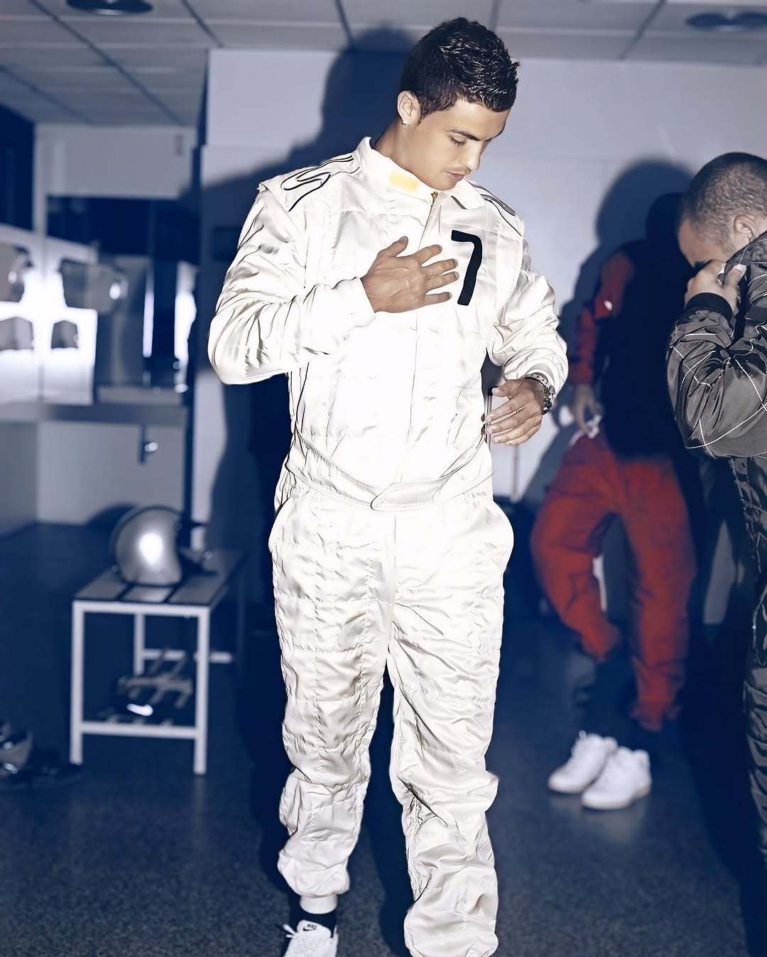 C罗c罗赛车小狗叼墨镜 