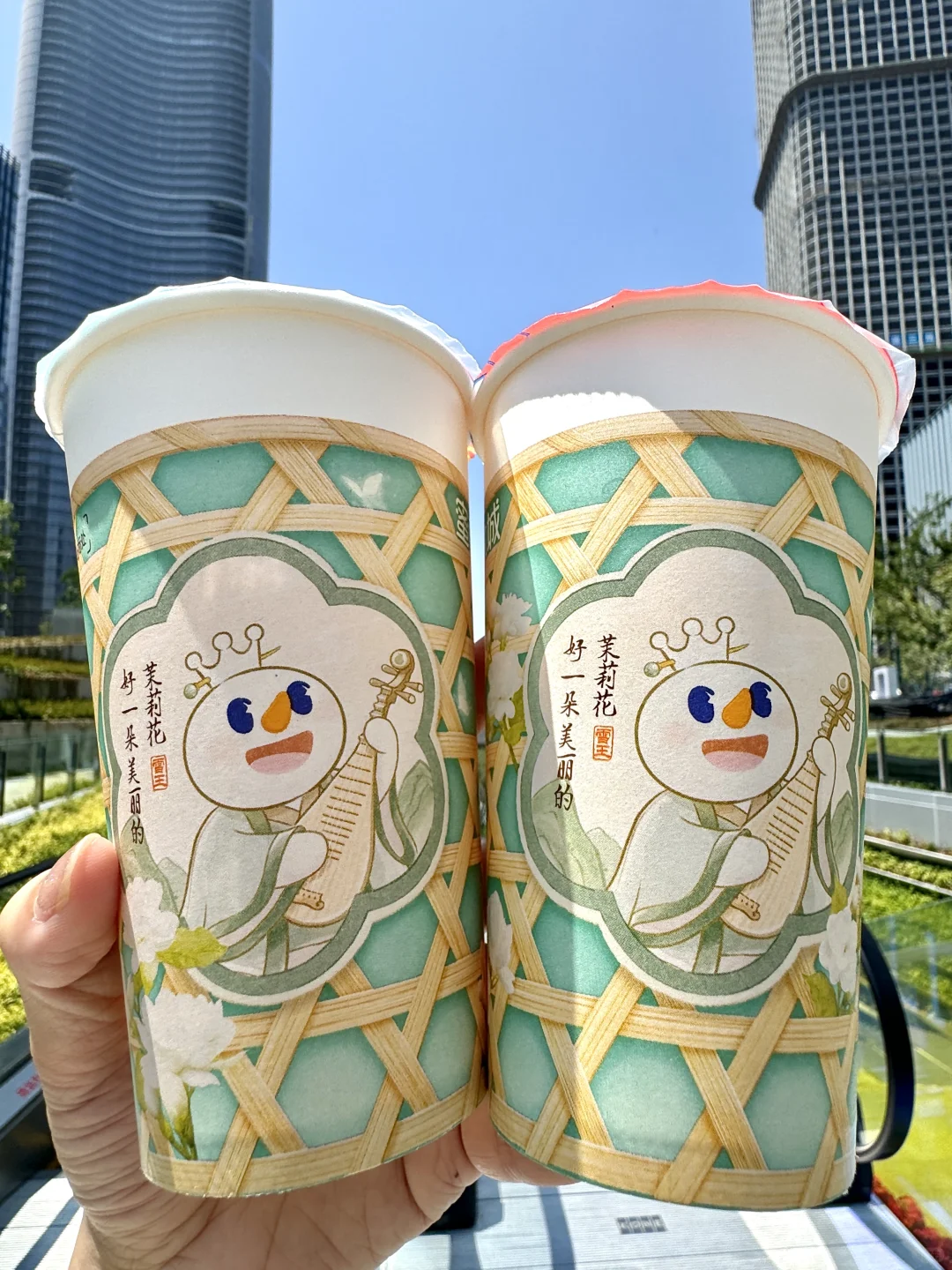 小雪换新皮肤了..这杯我能喝到退休….