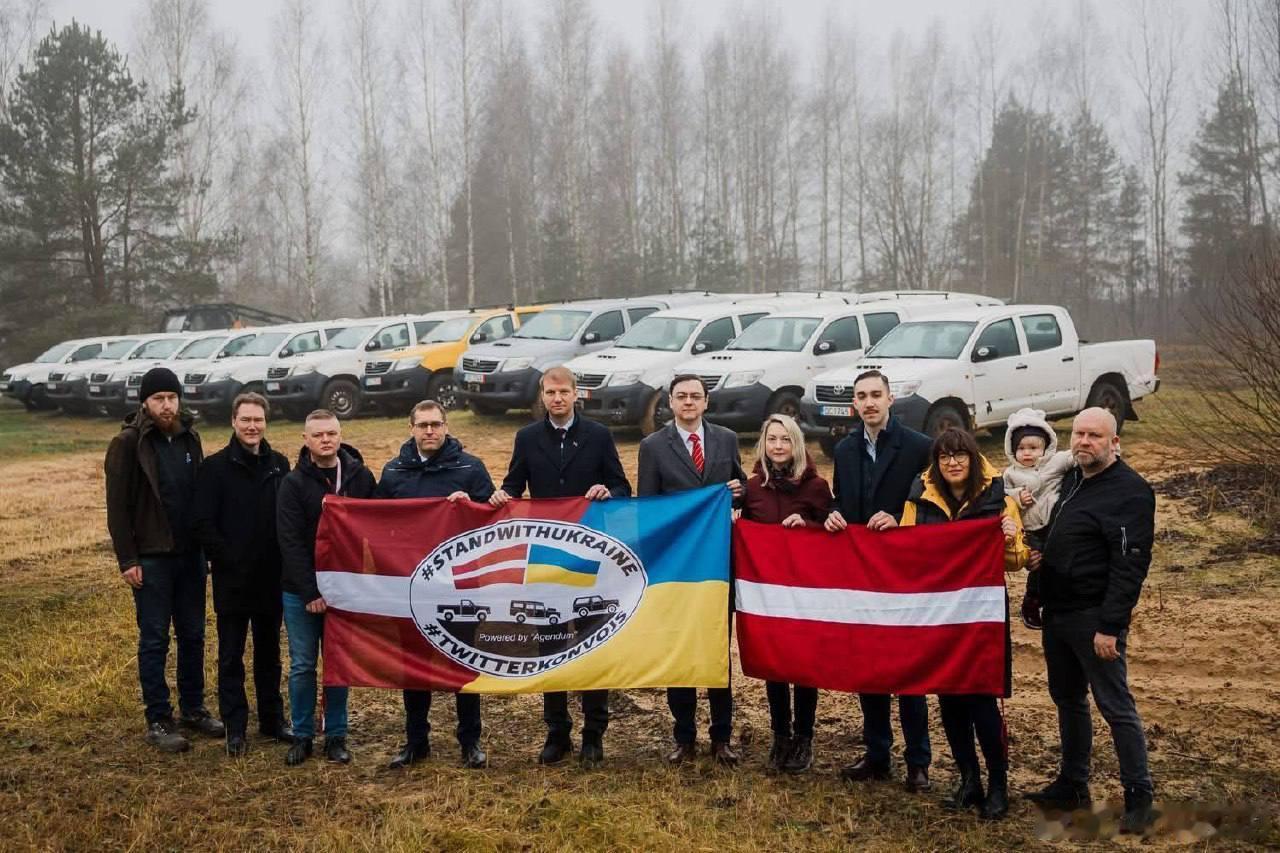 拉脱维亚交付了一批援助物资。拉脱维亚向乌克兰运送了一批援助物资：34辆汽车和人道