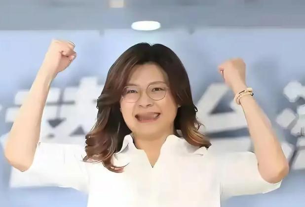 岛内政坛吵翻了！蓝白合破局风波发酵，郑丽文遭猛烈抨击，陈以信一句话怼的所有人哑口