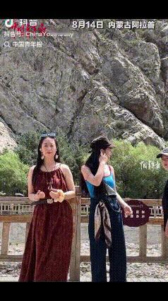 “原来笑声真的会传染！”内蒙古阿拉善，游客在一处景点准备拍摄转场视频，一开始大家