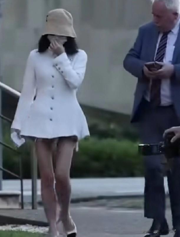 她踏着T型步，1万2千美元外套，香奈儿鞋1830美元，胸针1490美元，里面一条