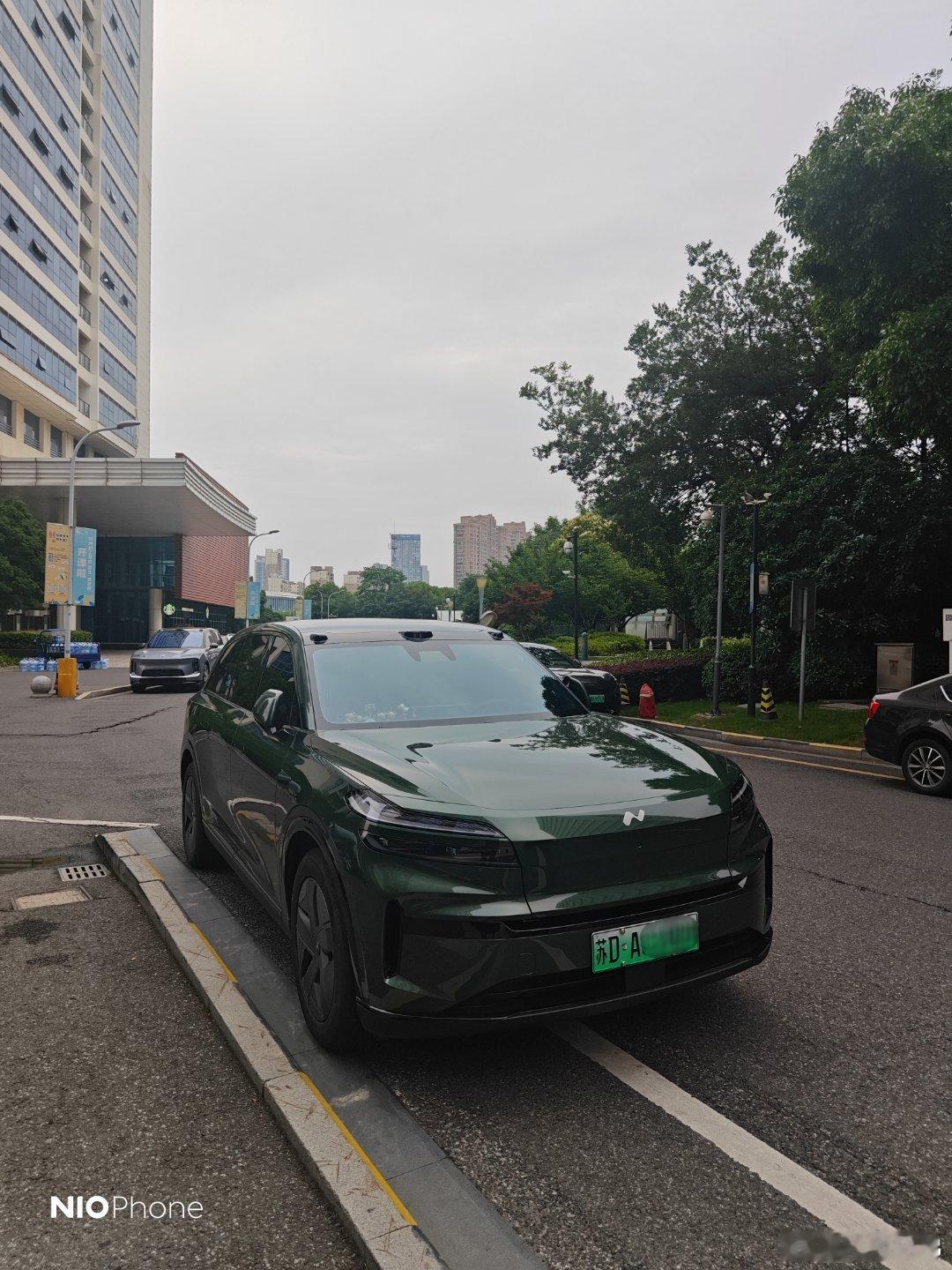 乐道80路面出现率也慢慢来了，今天在我们园区第一次看到乐道L80，居然还是我同款
