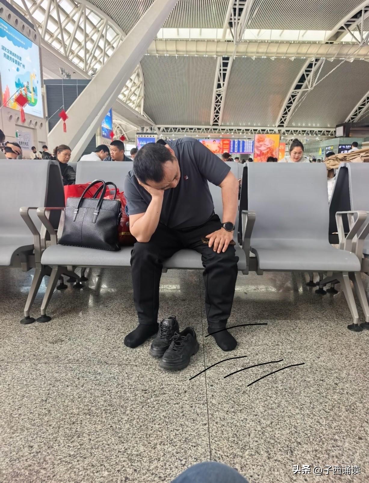 哥们，这可是公共场所啊，你这鞋子一脱把自己熏晕了不说，这周围的人怎么受得了呢？