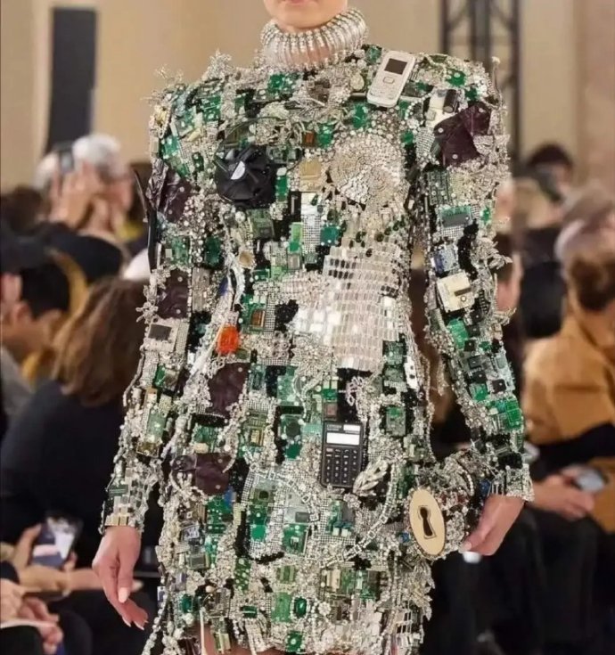 网友说这件衣服让他心跳加速…正常。这衣服不漏电才怪