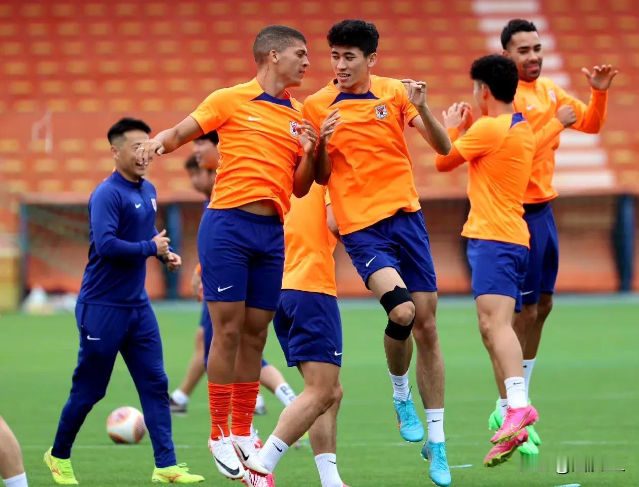 山东泰山出征上海前最后一练，可以看出球员心情普遍比较放松，而备受球迷关心的费南多