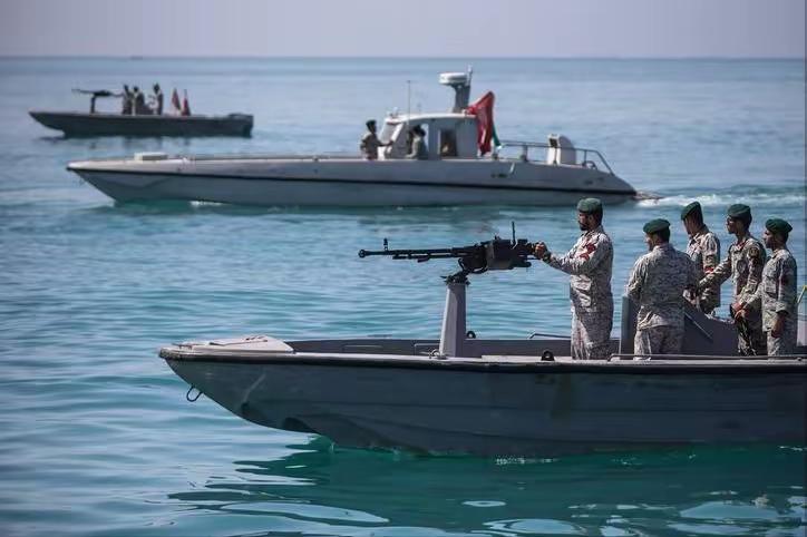 国际航运网络为何如此脆弱 国际航运看似强大，实则脆弱。它极度依赖关键节点，如苏伊