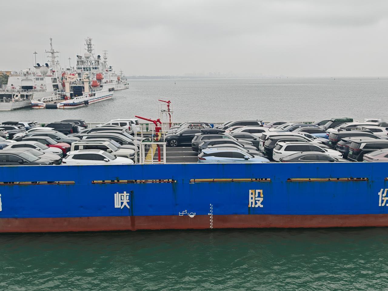 琼州海峡轮渡，新能源车被单独隔离 

琼州海峡汽车上船，新能源车被单独分开，油车