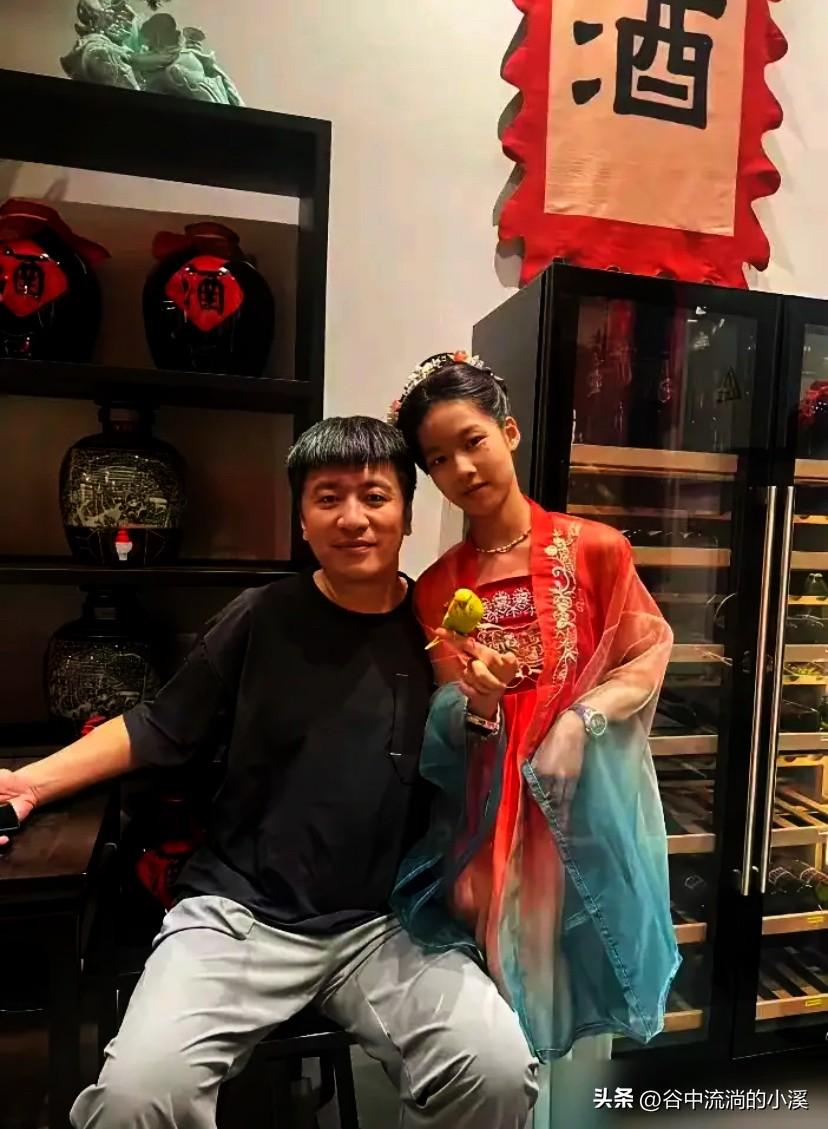 张雪峰身价过亿，
他博士老婆的身体却骗不了人。

一家三口首次同台综艺，9岁女儿