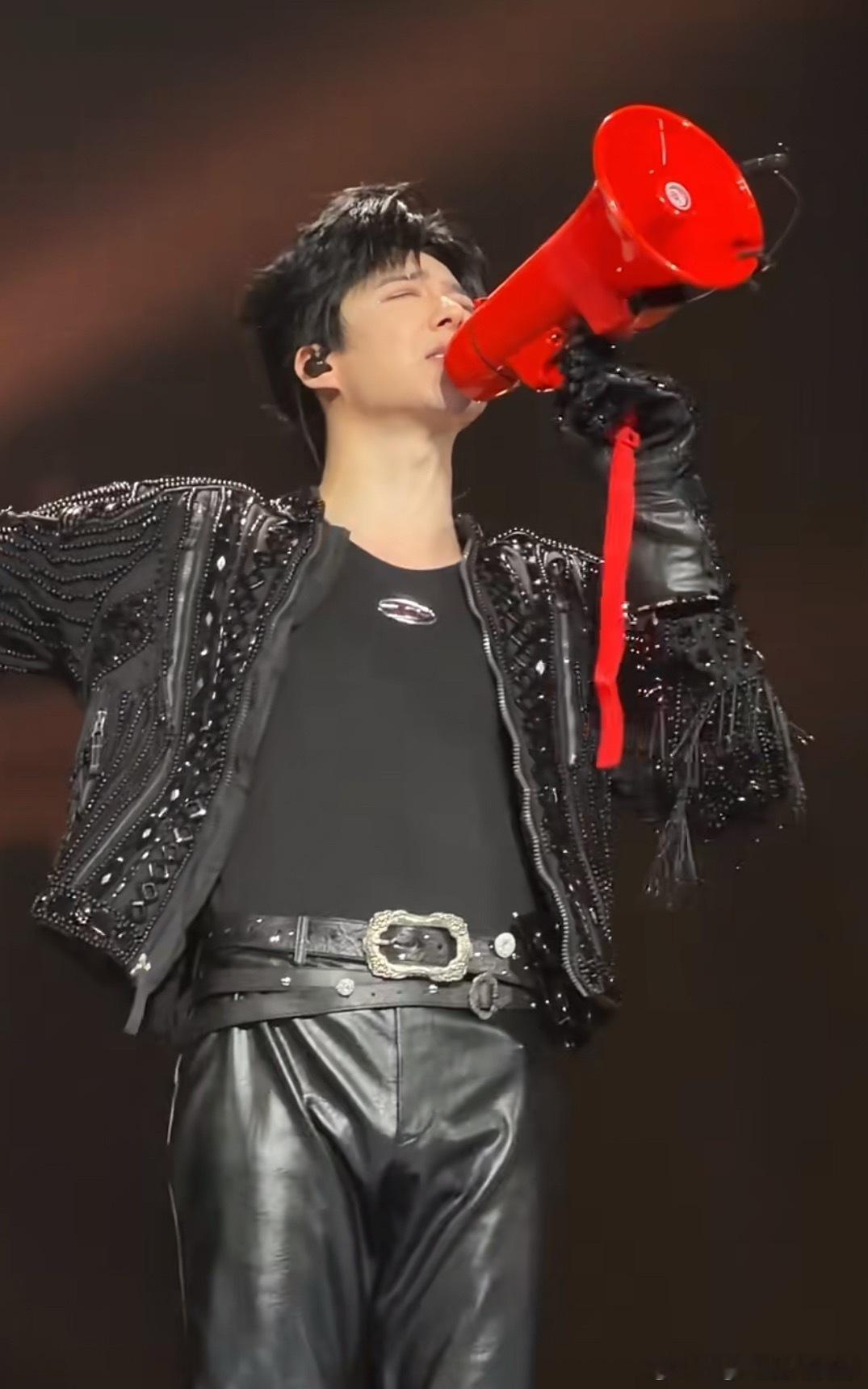 谁懂刘宇宁的喇叭摇滚有多上头！独特唱腔搭配极具感染力的舞台，嘶吼与深情切换自如，