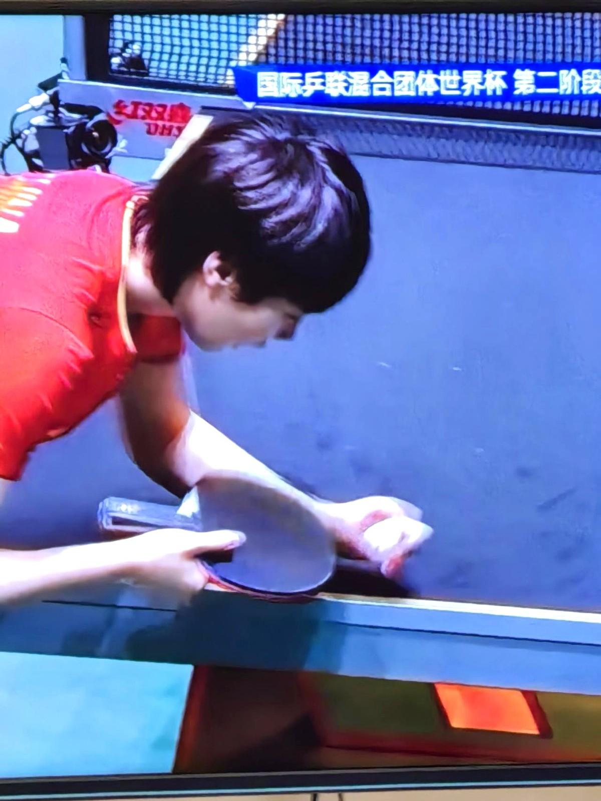 王曼昱的比赛，不到最后一分真别眨眼。

10:6落后，对手手握4个赛点，这球怎么