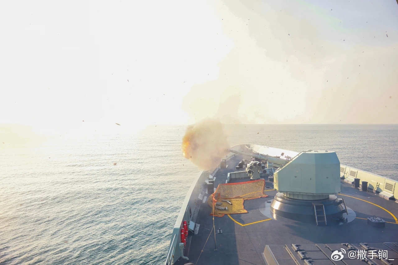 117西宁舰和550潍坊舰出海训练 