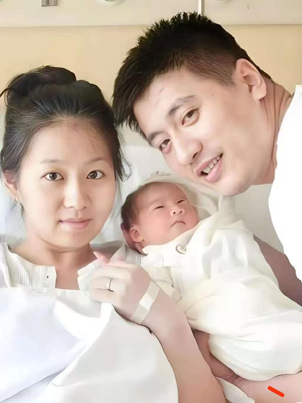 如今，最难受的莫过于李丽婧以及女儿张姩菡了。
 
很多人不知道，李丽婧1991年