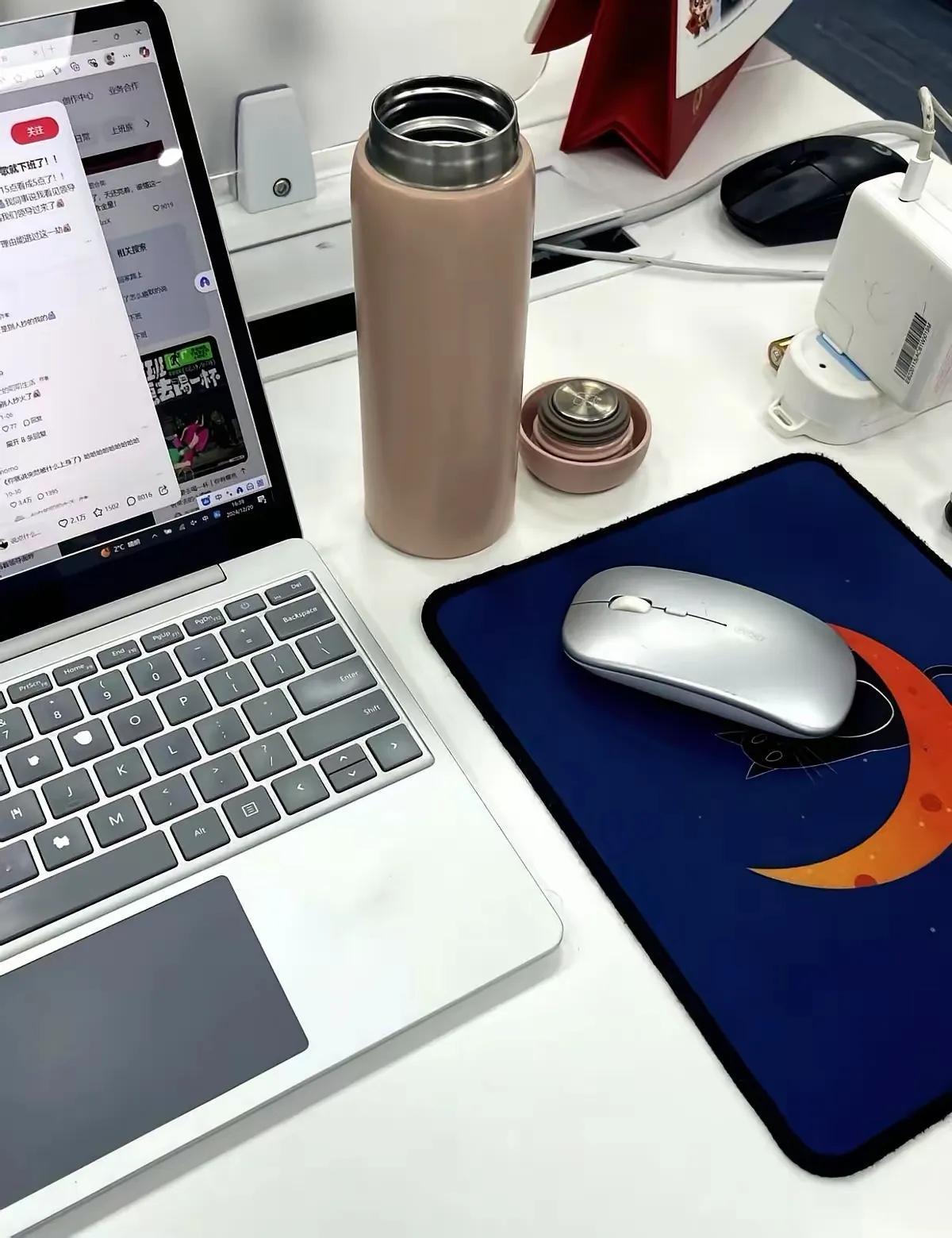 节后返工第一天，老板的脸色早就绷不住了。
才上午十点，已经有三封辞职信摆在他面前