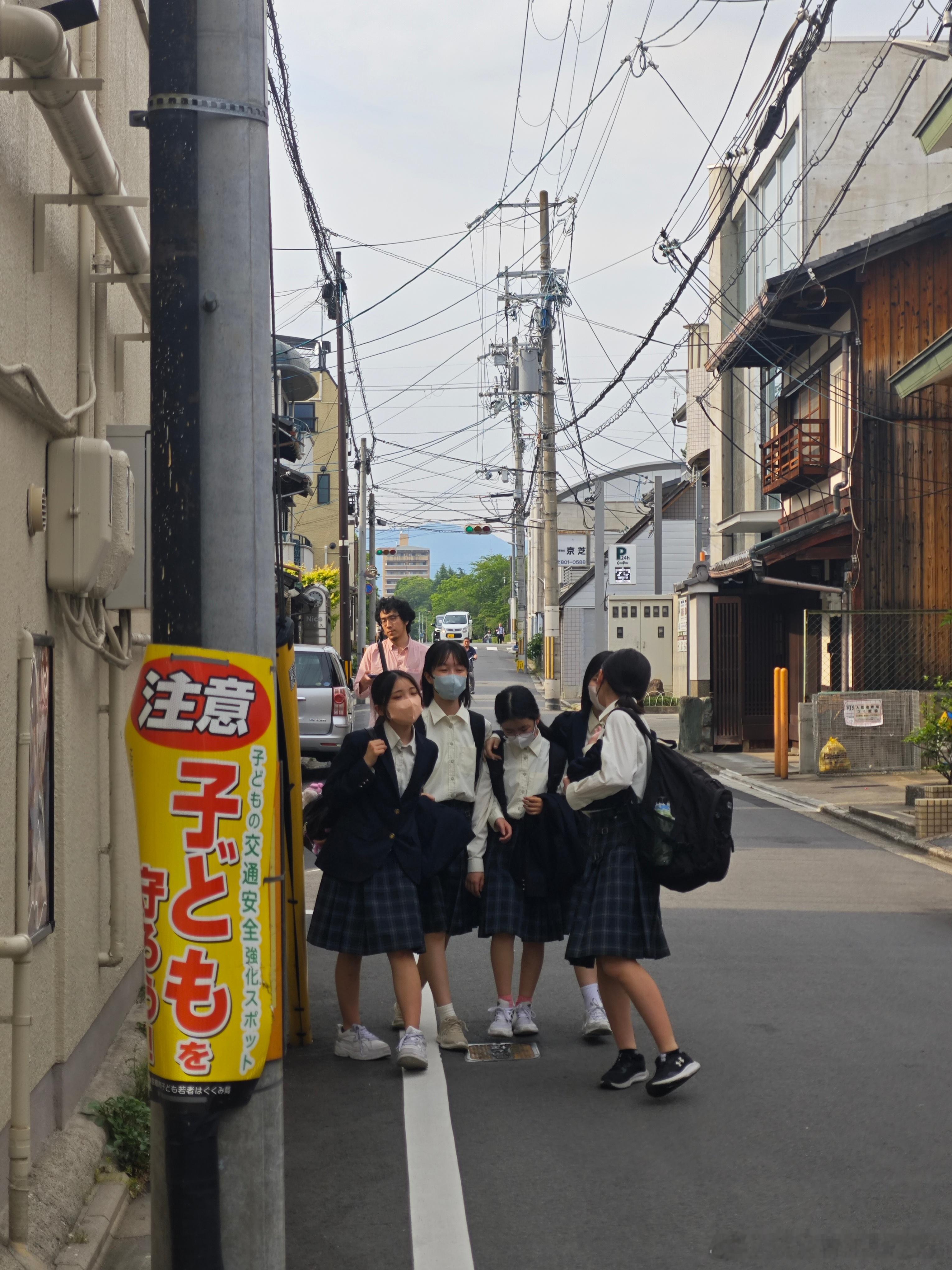 看他们好像从小学到初高中都是三点多放学？路上遇到的都没有父母接送，状态非常松弛感