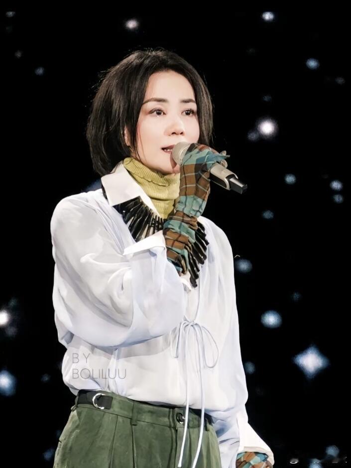 王菲 2025春晚彩排造型，一般人穿就灾难现场了，王菲气场才能驾驭。 