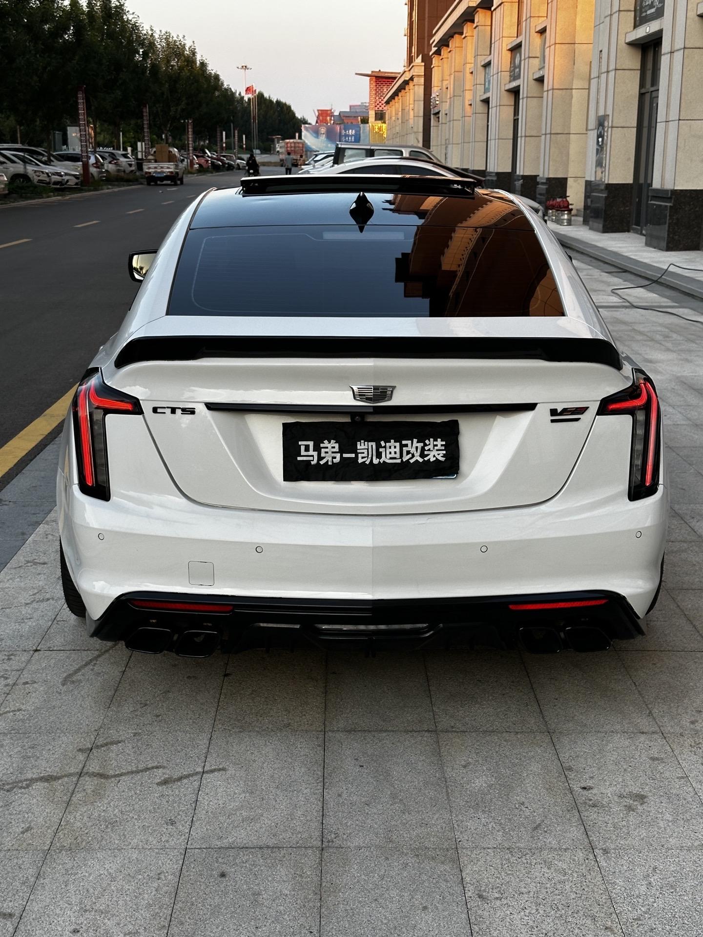 碎掉的尾灯 帅不帅。