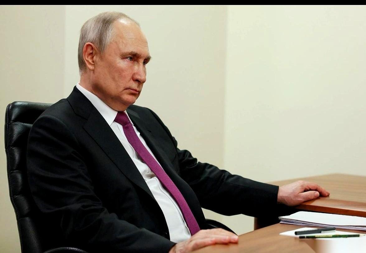 一个人，绑着一身“煤气罐”，非说要复兴一个已经过去的帝国。
我每次看到这事儿，都