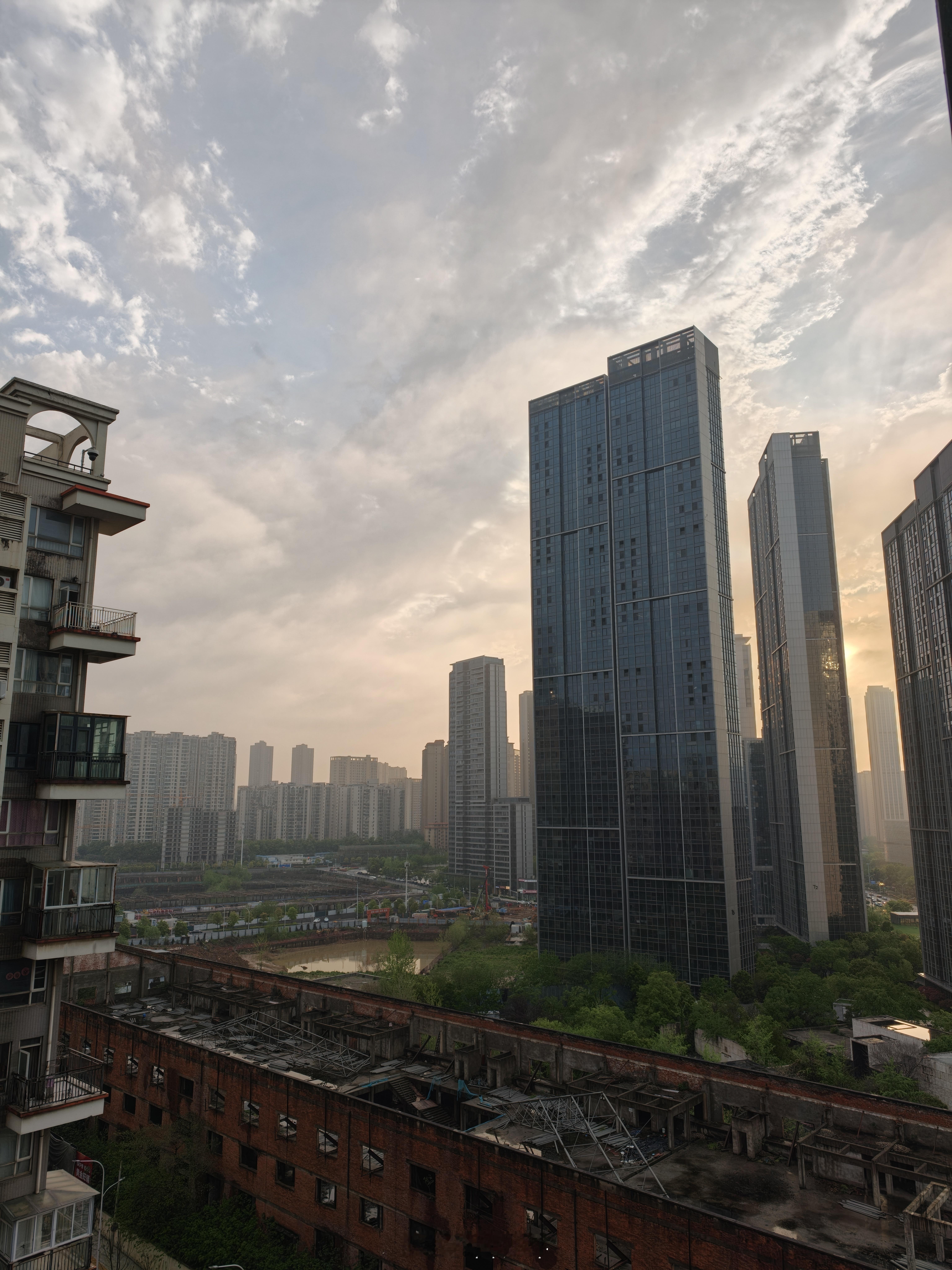 武汉这两天的天气太变幻莫测了昨天天气预报有雨一直没下零点后突然暴雨如注中午还是雨