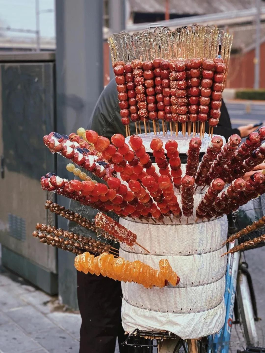 京城入冬的仪式感，
糖葫芦炒栗不能少！
秋栗香的糖炒栗子，地安门的冰糖葫芦，您怎