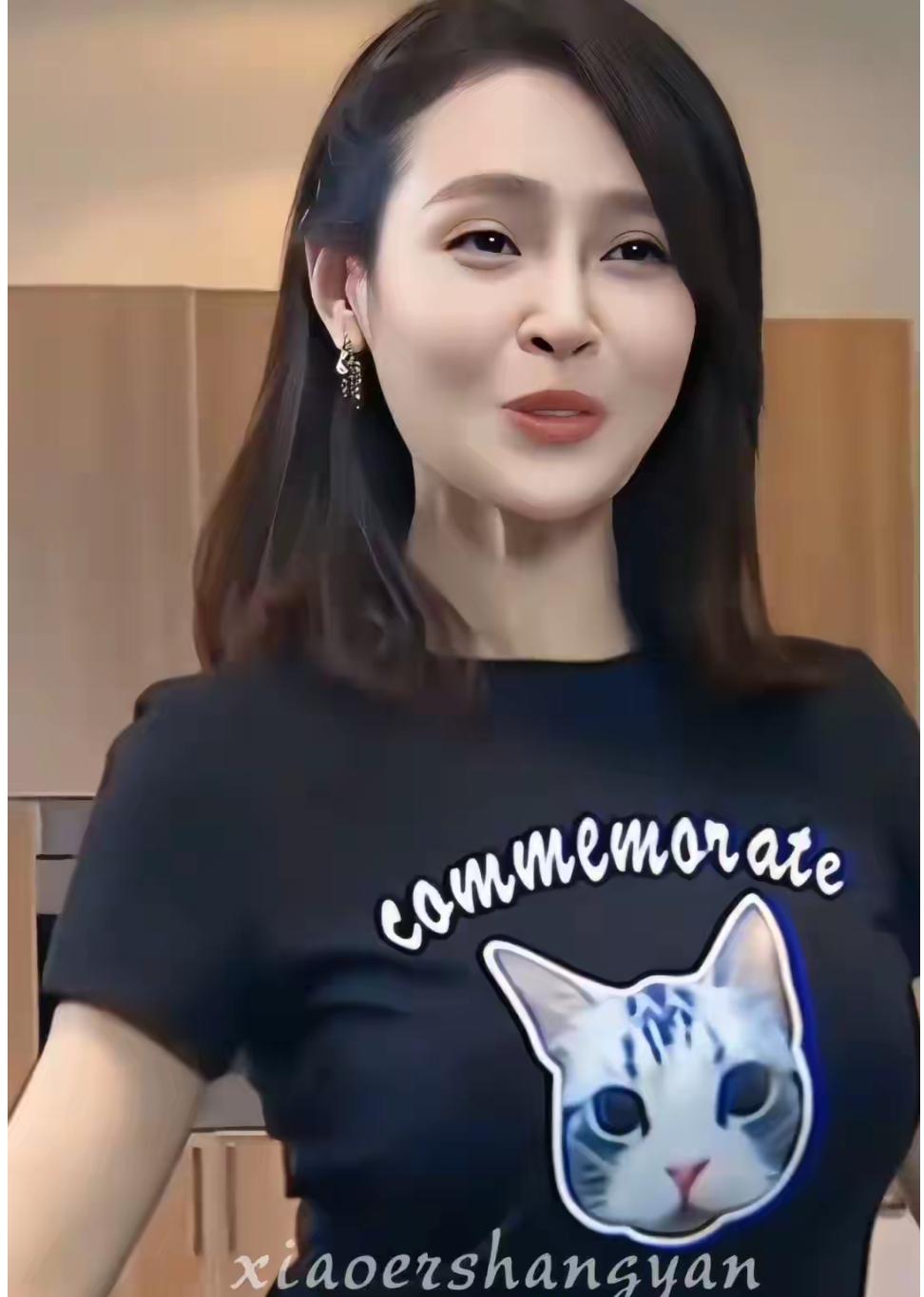 她是唯一给文章送花篮的演员，嫁普通人生俩女儿，今43岁被宠成宝
娱乐 明星