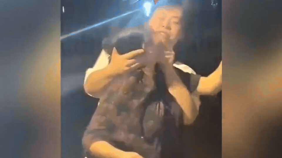 重庆小伙因摊位与大妈争执，吵不过直接上前亲吻，大妈瞬间懵圈、骂声骤停，路人笑到失