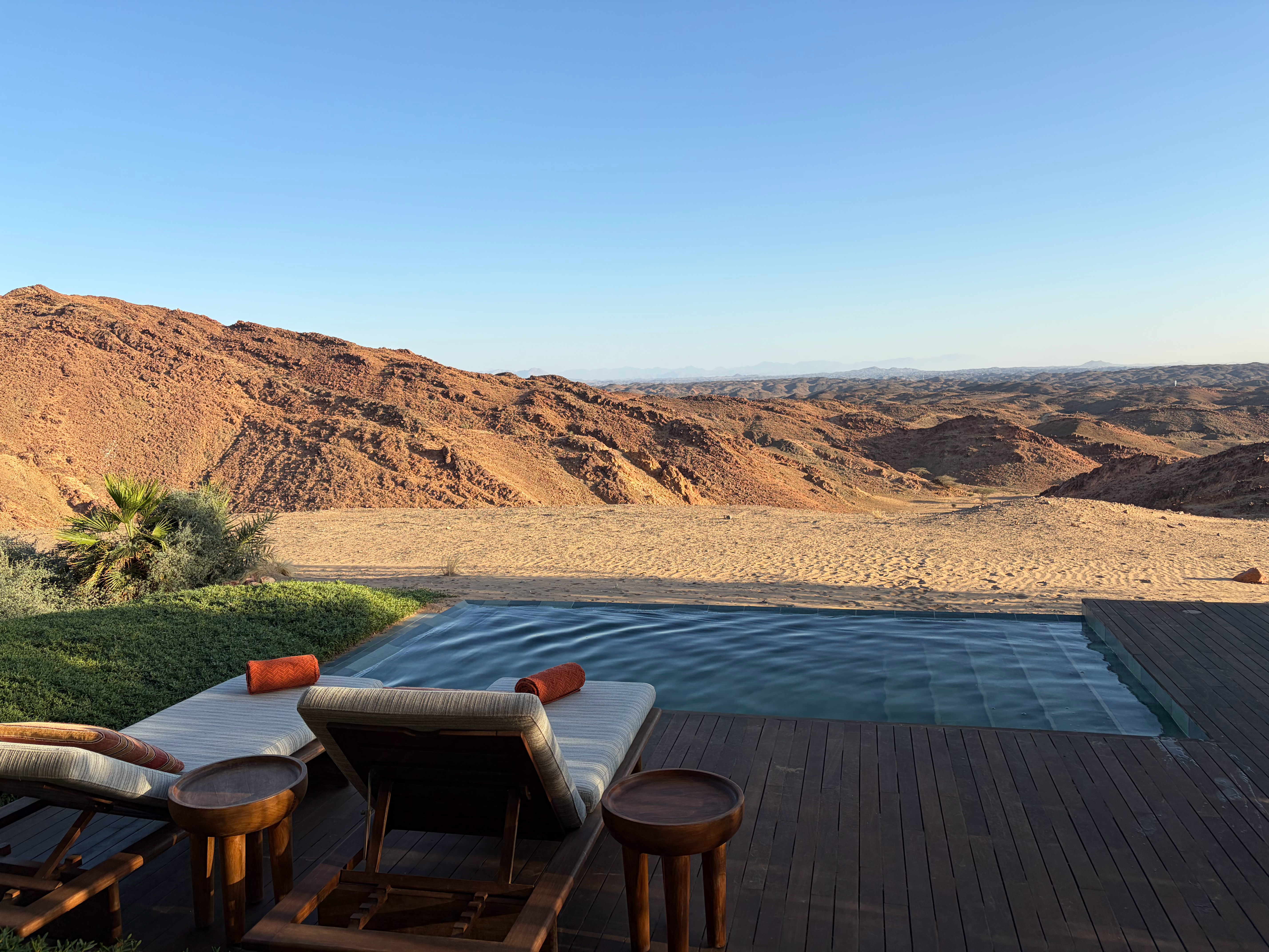 好家伙…这也太破费了！昨天还在沙漠里住帐篷，今天就在绿洲里泡温泉……幸福来的有点