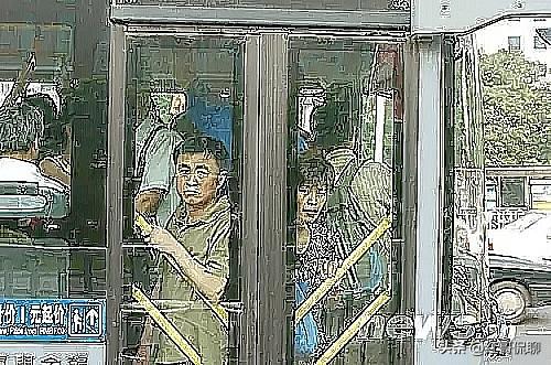 你见过北京这样的乘公交场景吗？还记得北京这样的乘公交日子吗？
北京估计很少见到了