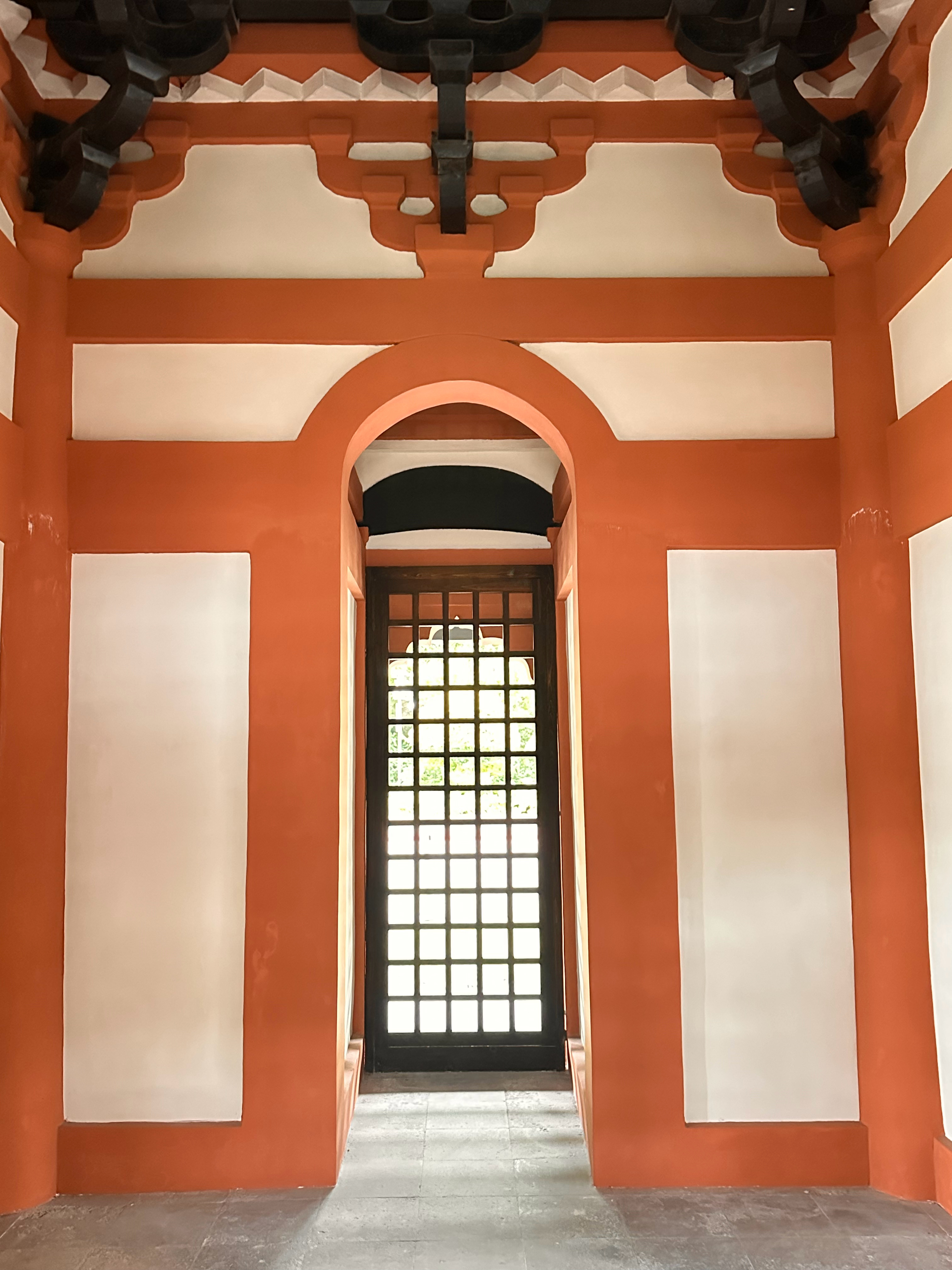 上海松江方塔，三层栱眼壁处宋代风格的壁画，副阶、首层内部斗栱、藻井、宋代柱础等 