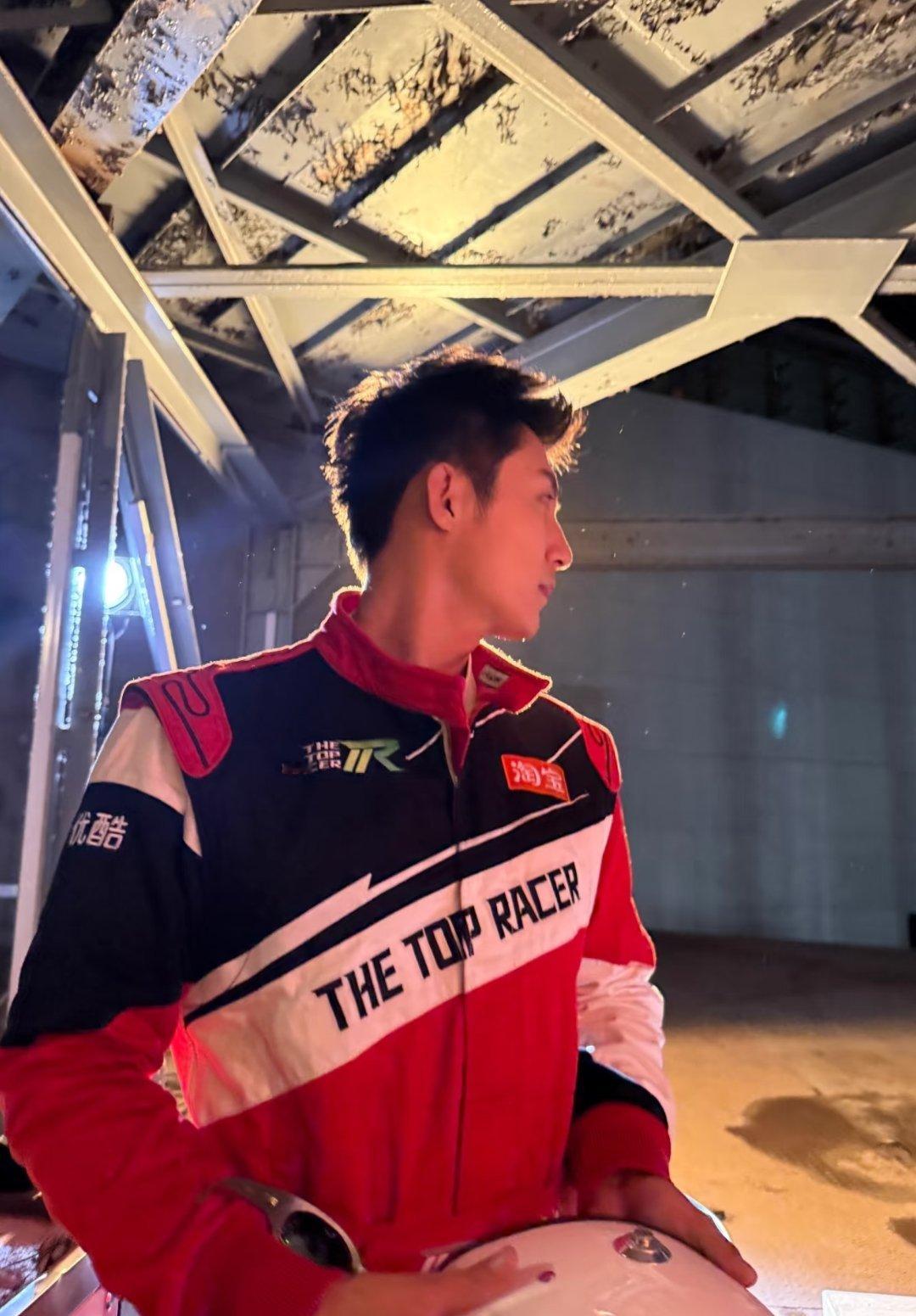 黄景瑜赛车手服图片～“这么近那么美 一步跨到大河北河北 风驰赛车手 ” 