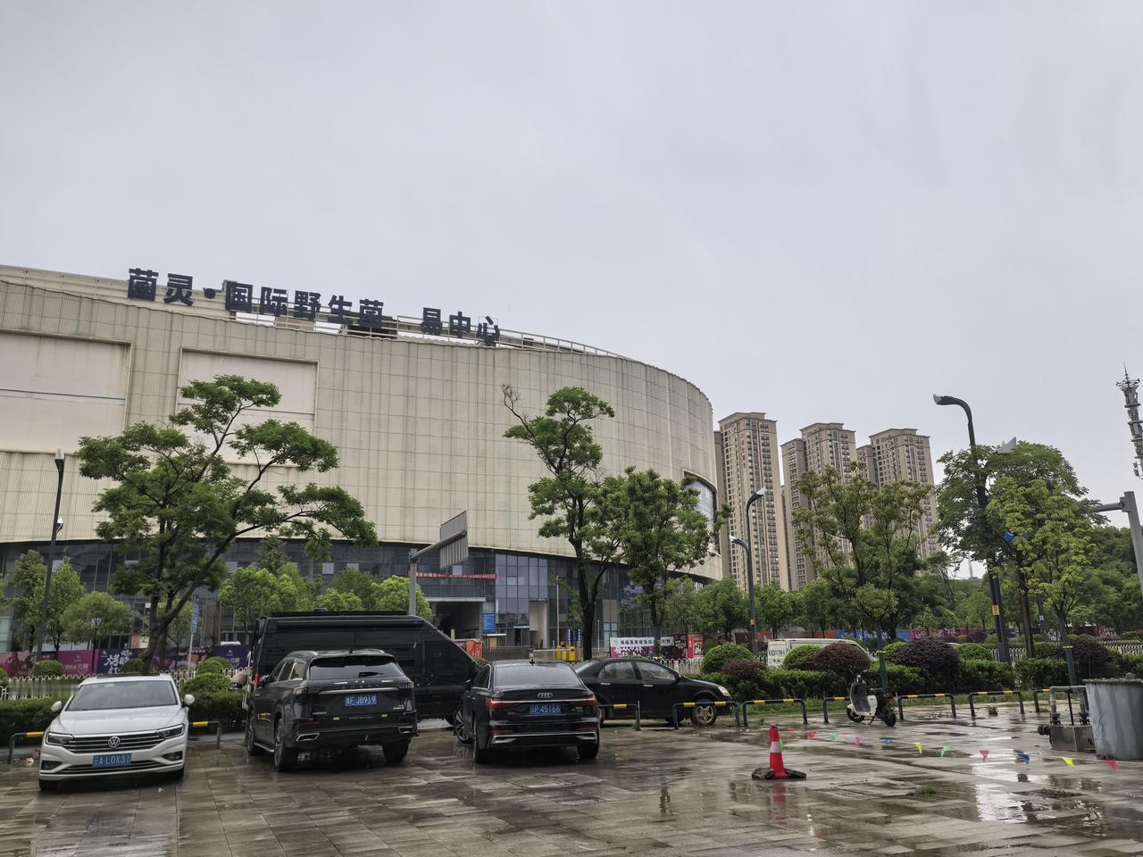 螺蛳湾国际商贸城这边，这个盒子高业配了一幢公寓楼，以前一直空着，建好了两年多了