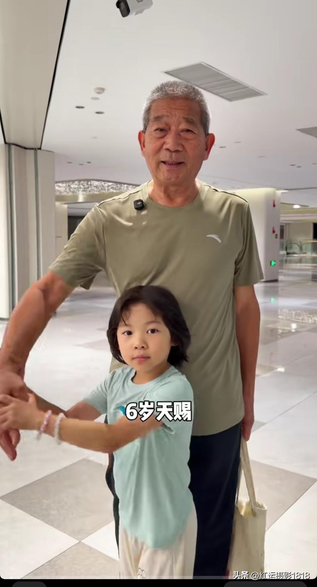 6岁小天赐今天陪76岁老父亲逛街，小美女活泼可爱，在商场跑的好快，老父亲腿疼，都