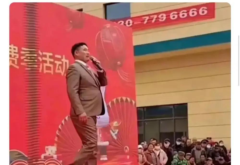 朱之文在山东某地的商演舞台上唱完第一首歌，弯腰向观众致意的时候，胸口那颗金属扣子
