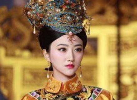 1724年，46岁的雍正翻了48岁齐妃的牌子，太监咳嗽一声：“皇上，还有个二十多