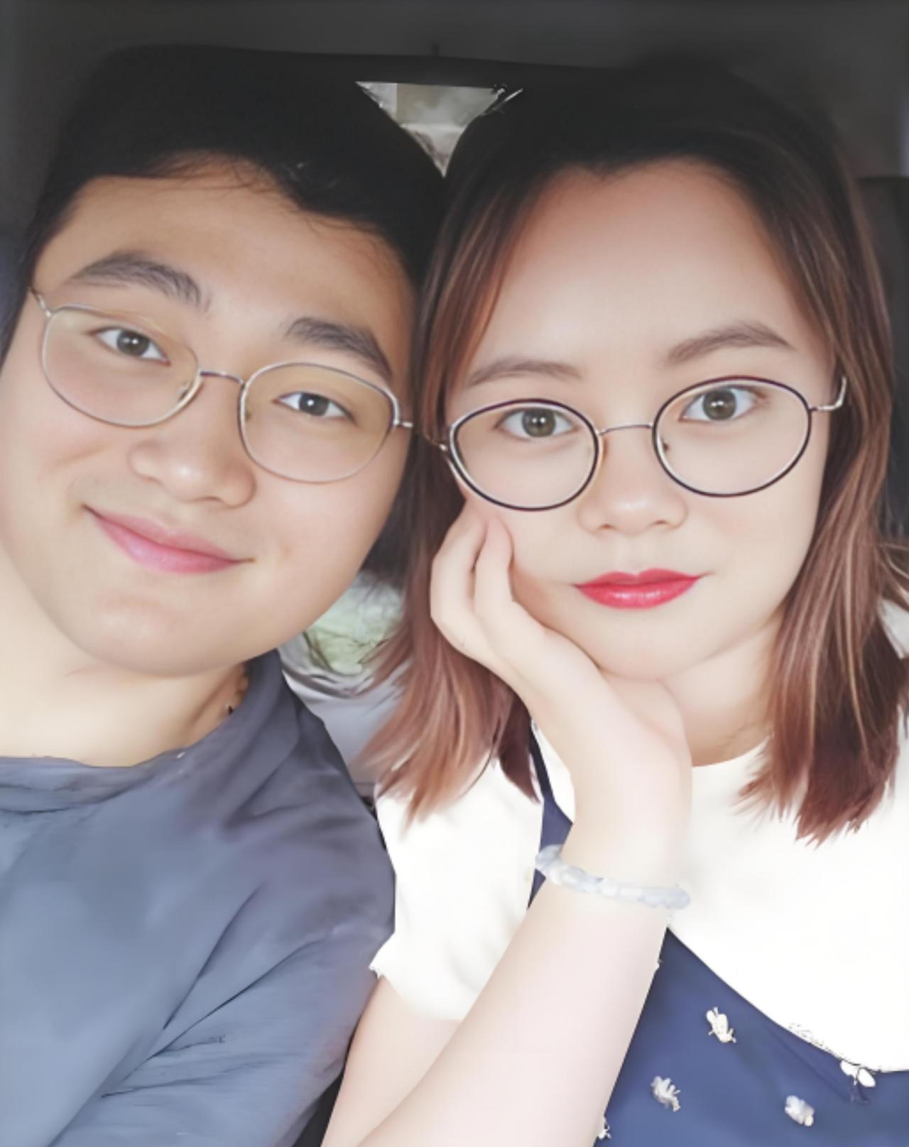 女强男弱的婚姻格局，互补的一对。姑娘目漏凶光，额头高，为人强势，有掌控欲，在婚姻