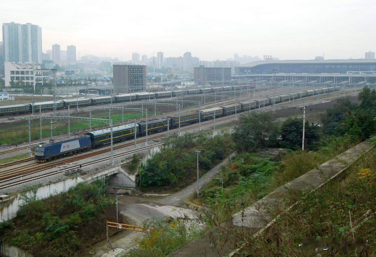 2019年拍摄于重庆西站，近处这趟驶出该站的列车是湛江到成都东的K872/873