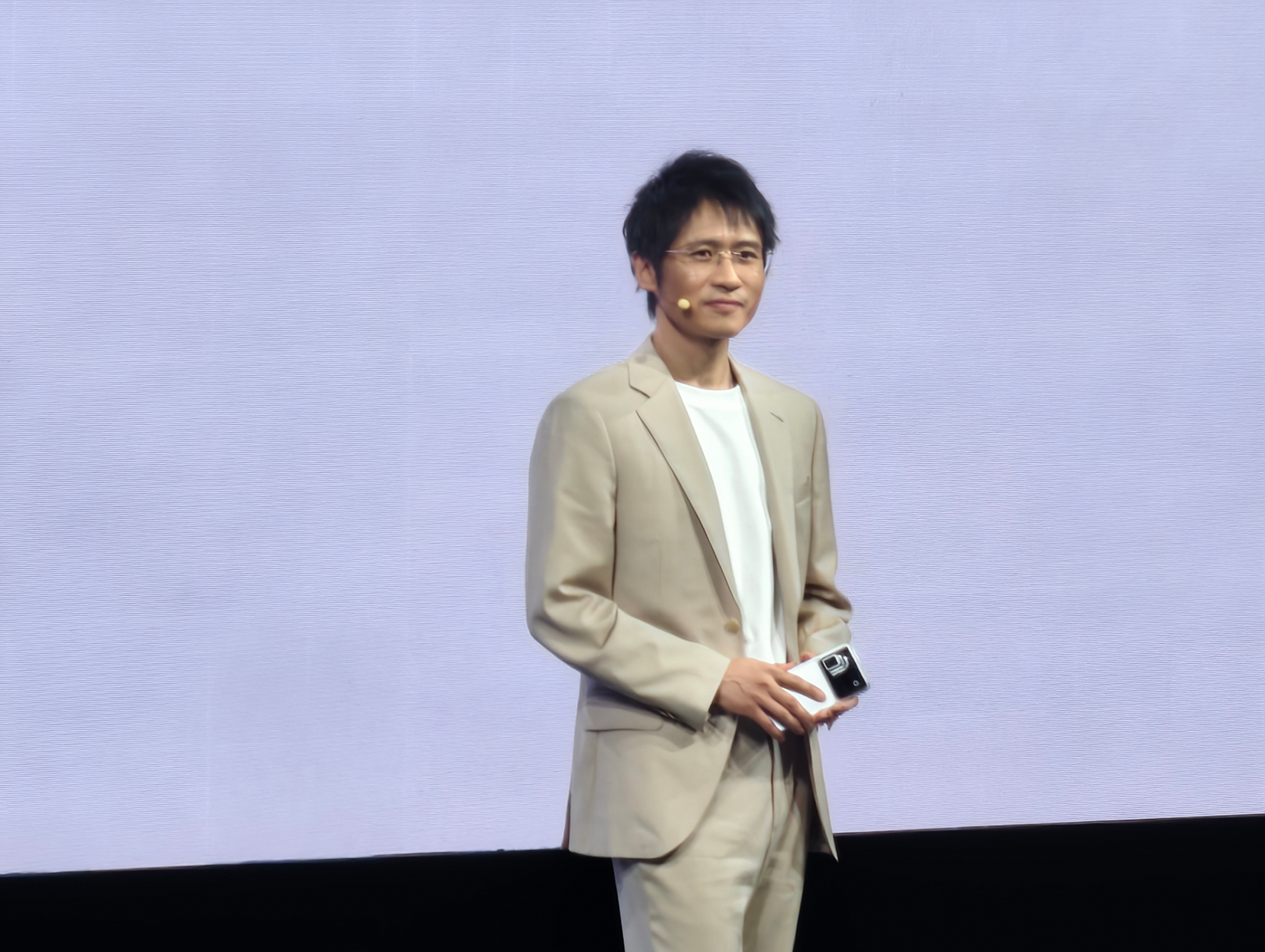 韩寒来到了荣耀robot phone 发布会现场了！第一次见到大明星，真的好帅呀