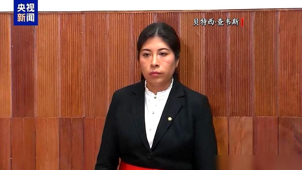 昨天还是坐主席台上的总理，今天就成了全球通缉的“逃犯”。

秘鲁这出戏码，比追的