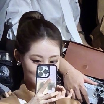 沈月看到半裸男模的反应就说这场面谁看了能不抵得住！半裸男模走到沈月跟前，沈月都要