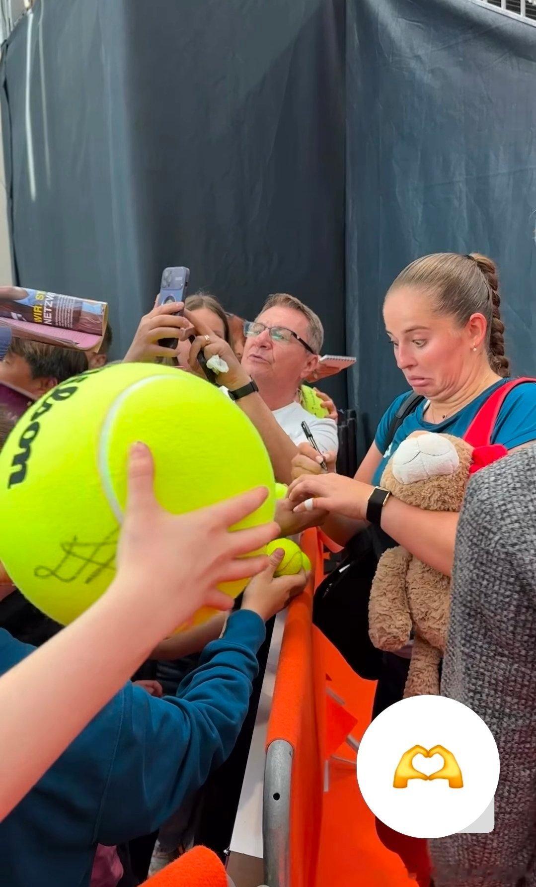 奥斯塔彭科这个表情真的笑晕粉丝到底给她看了什么wta